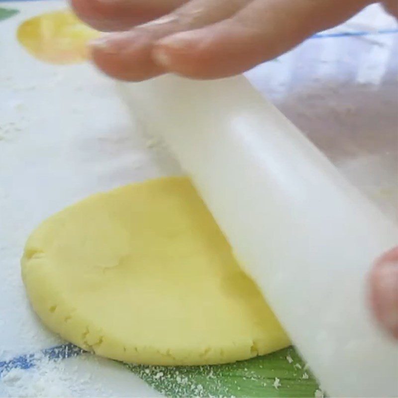 Step 3 Shape the button flower Button flower cookies