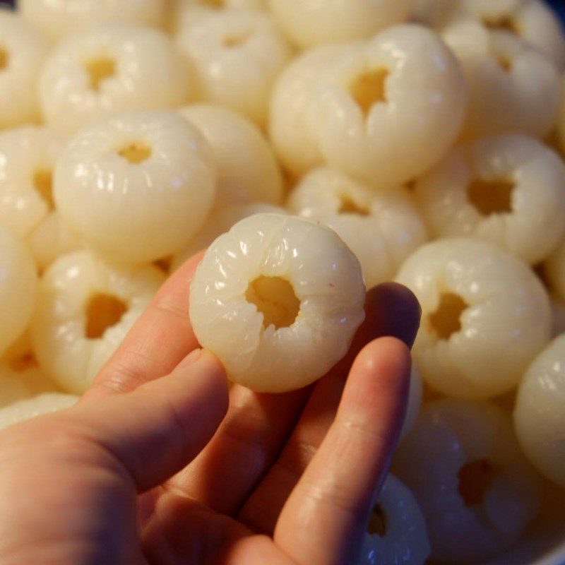 Step 2 Remove the seed skin Lychee soaked in sugar (recipe shared by users)