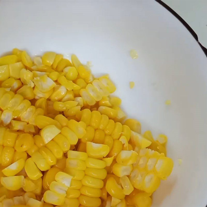 Step 5 Remove corn kernels and beat the eggs for crab soup with pig brain