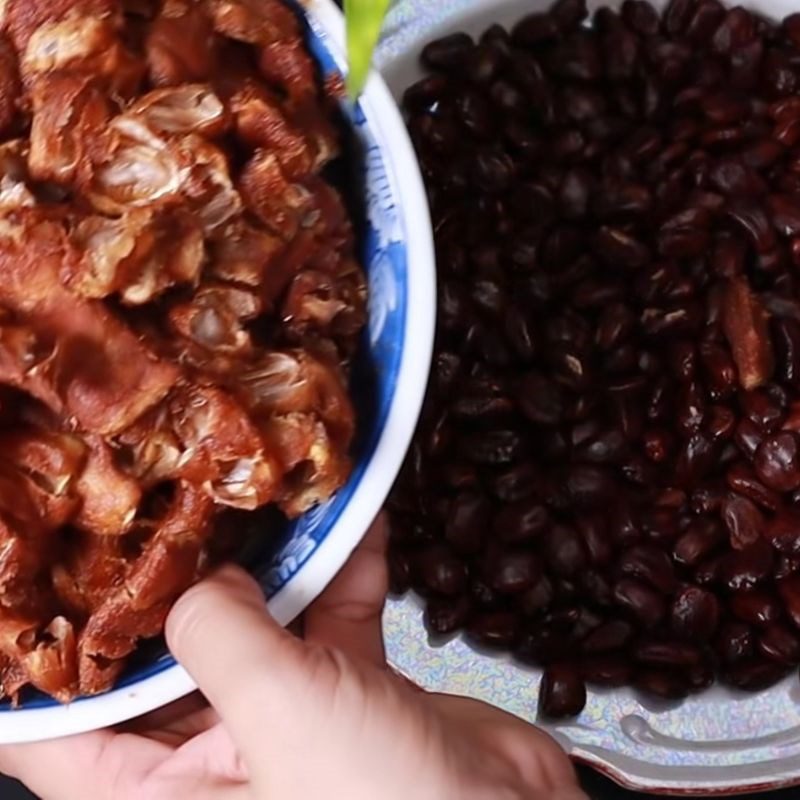 Step 1 Separate the seeds and flesh of tamarind Making tamarind candy