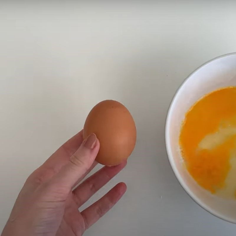 Step 1 Separate the eggshell Decorate the colored eggs with paint