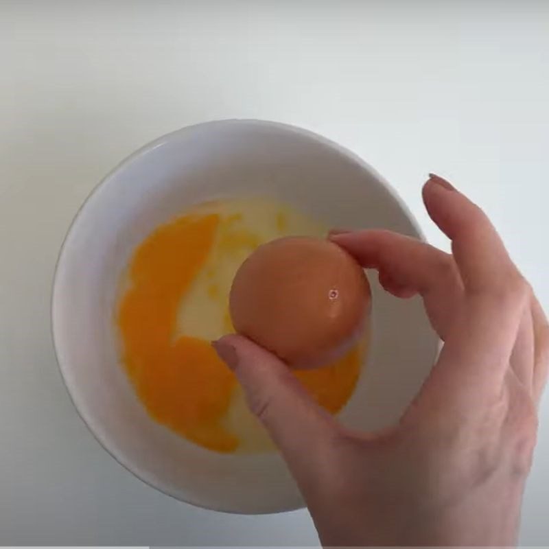 Step 1 Separate the eggshell Decorate the colored eggs with paint