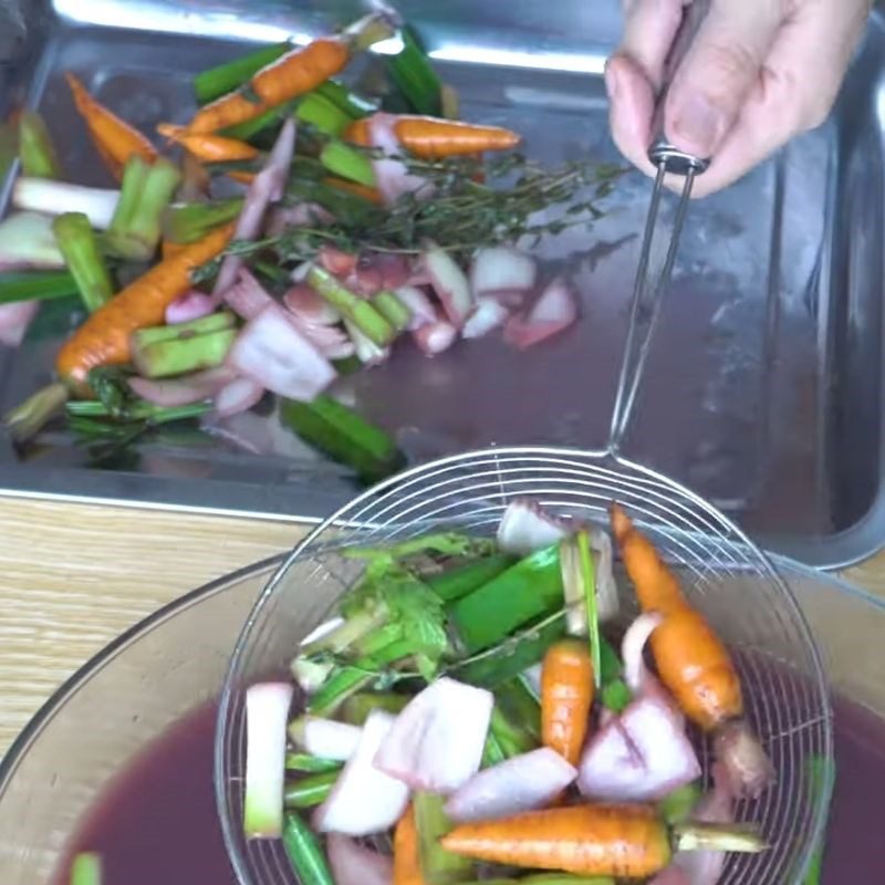 Step 6 Separate the vegetables and mushrooms from the wine Chicken cooked with wine