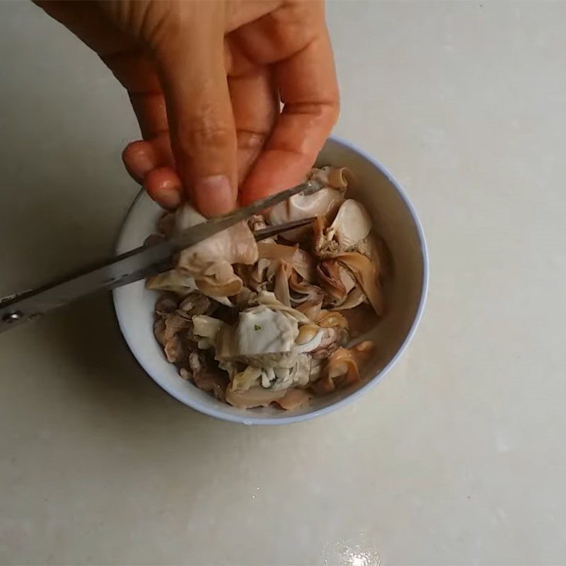 Step 3 Separate the meat of the clams, soup of clams with spinach and tomatoes