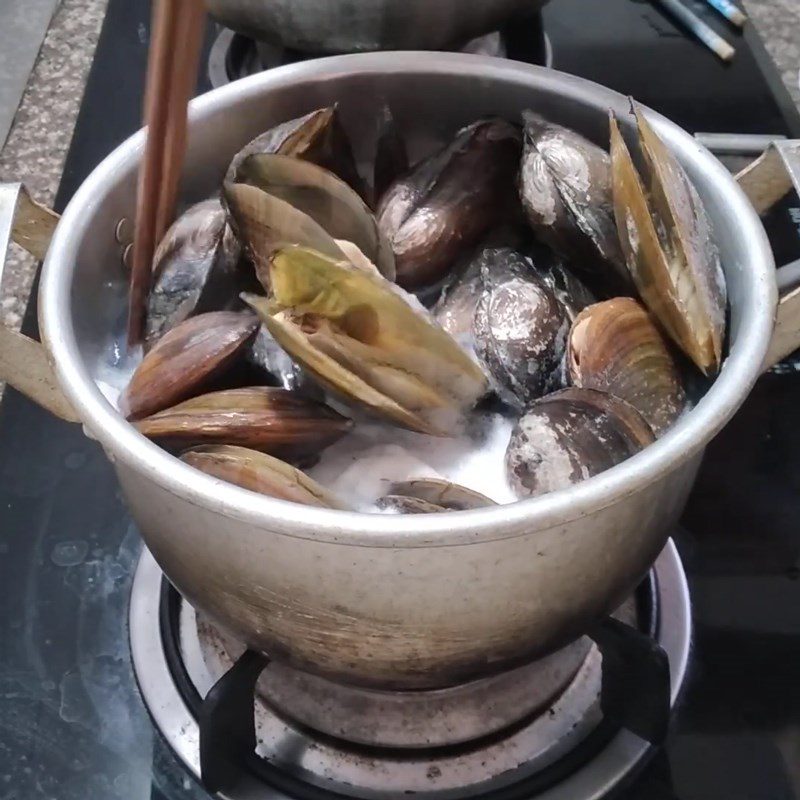 Step 3 Extracting clam meat Clam soup with vegetable