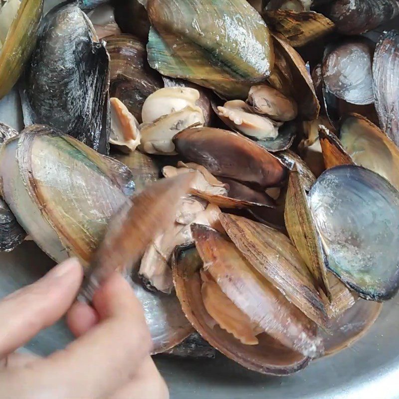 Step 3 Extracting clam meat Clam soup with vegetable