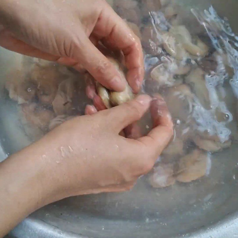 Step 3 Extracting clam meat Clam soup with vegetable