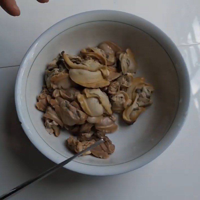 Step 3 Extracting clam meat Clam soup with vegetable