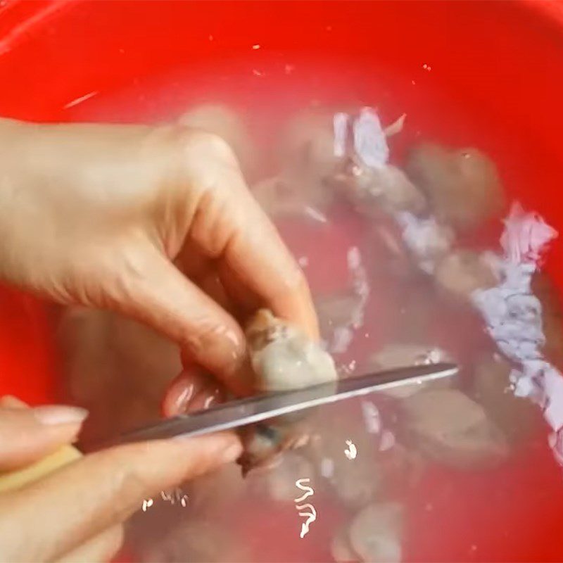 Step 3 Separate the clam meat for clam soup with water spinach and tomatoes