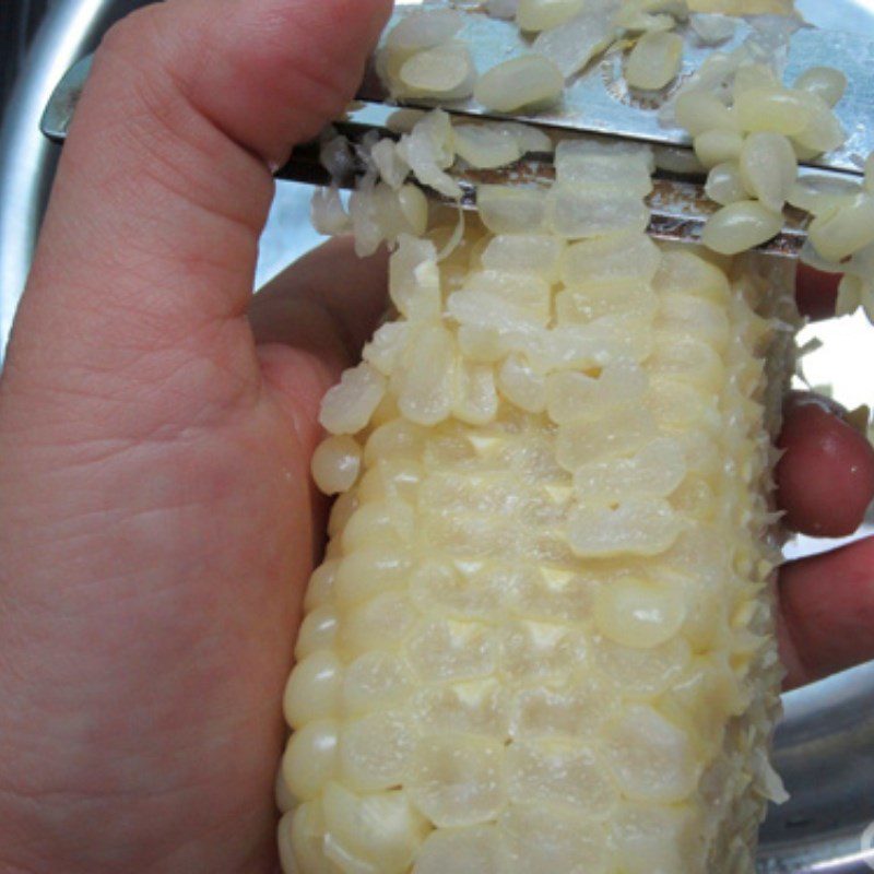 Step 2 Separate and grate the corn kernels using a rice cooker