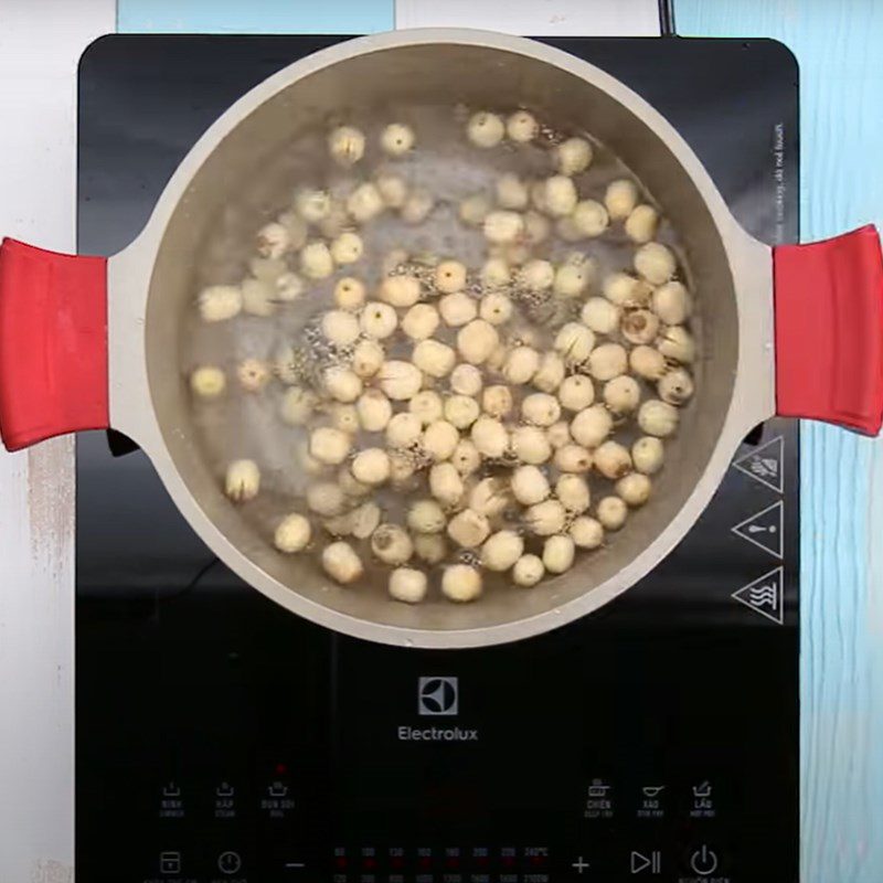 Step 1 Remove the lychee and cook the lotus seeds Lychee and Lotus Seed Sweet Soup