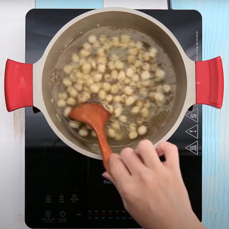 Step 1 Remove the lychee and cook the lotus seeds Lychee and Lotus Seed Sweet Soup