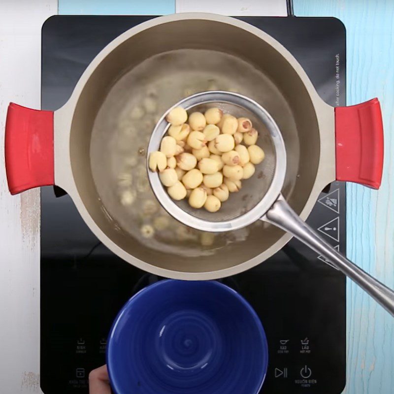 Step 1 Remove the lychee and cook the lotus seeds Lychee and Lotus Seed Sweet Soup