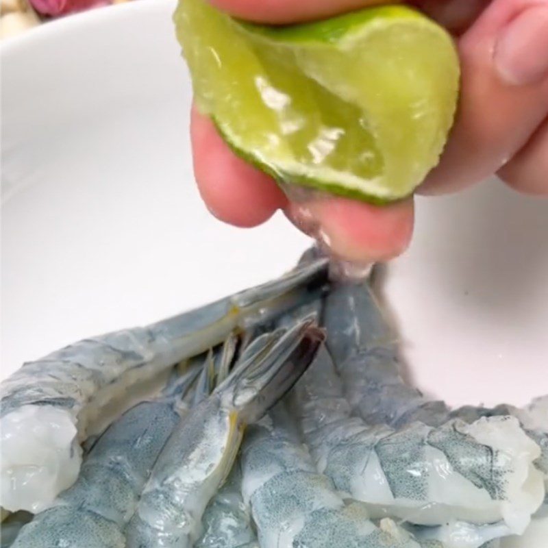 Step 3 Squeeze lime on shrimp Shrimp with Fish Sauce