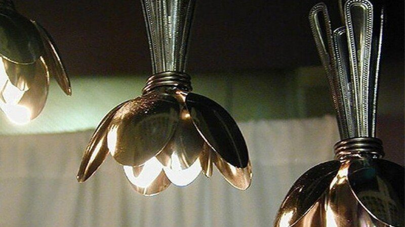 Use a spoon to make a lotus lamp