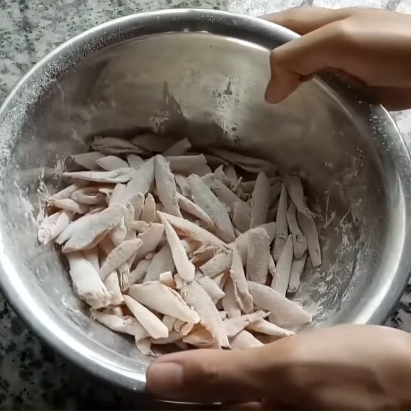 Step 2 Coating, frying anchovies Fried anchovies with fish sauce