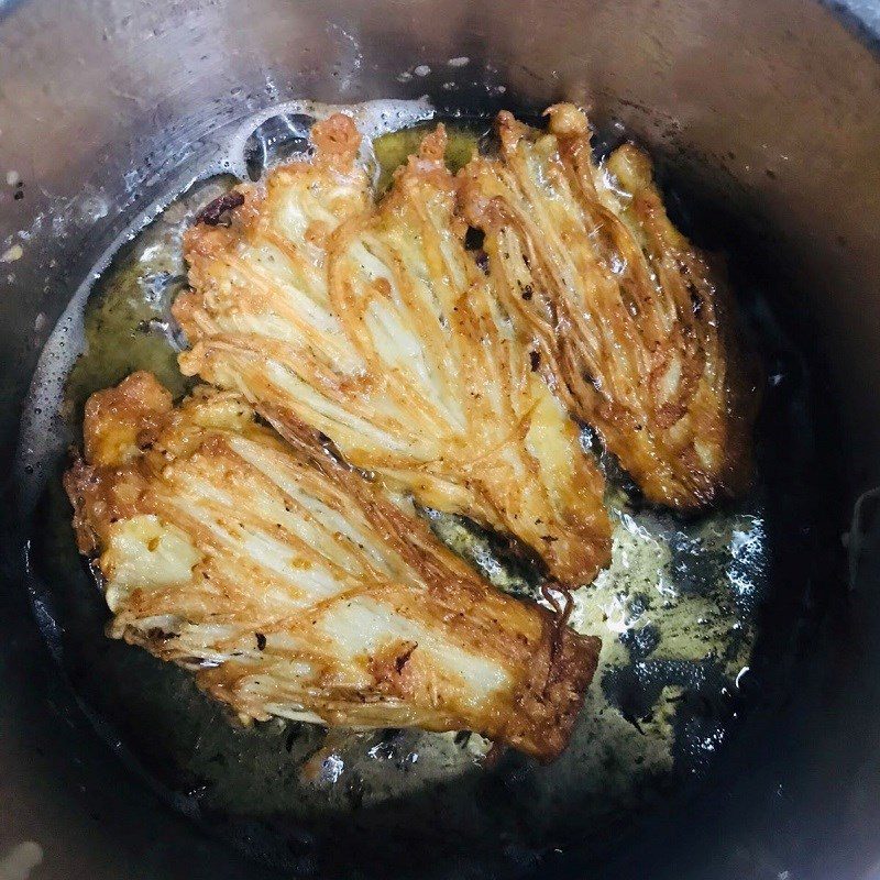 Step 3 Coating and frying enoki mushrooms Crispy enoki mushrooms