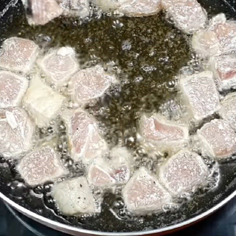 Step 3 Coat with flour and fry the pork Sweet and sour pork stir-fry