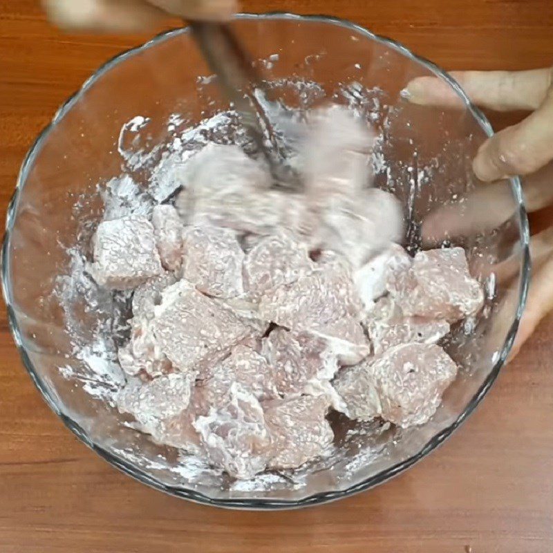 Step 3 Coat with flour and fry the pork Sweet and sour pork stir-fry