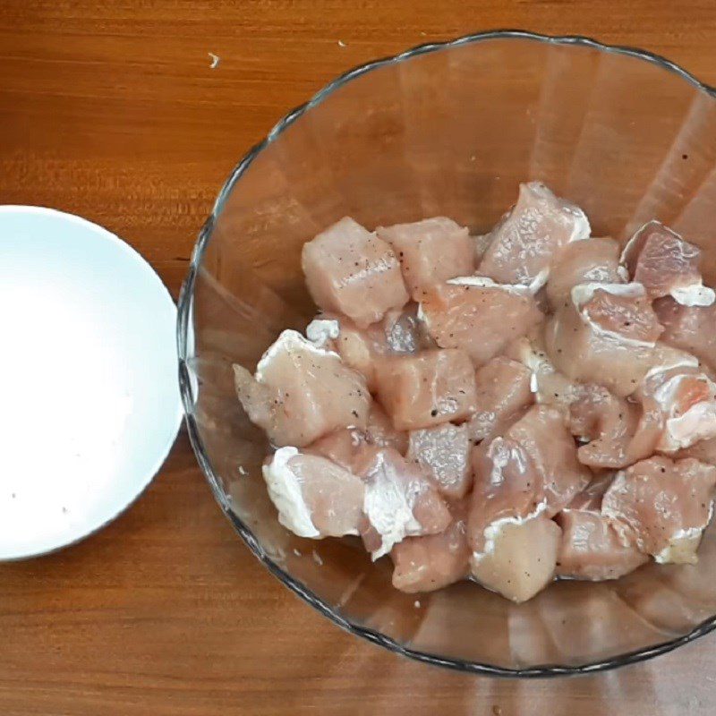 Step 3 Coat with flour and fry the pork Sweet and sour pork stir-fry