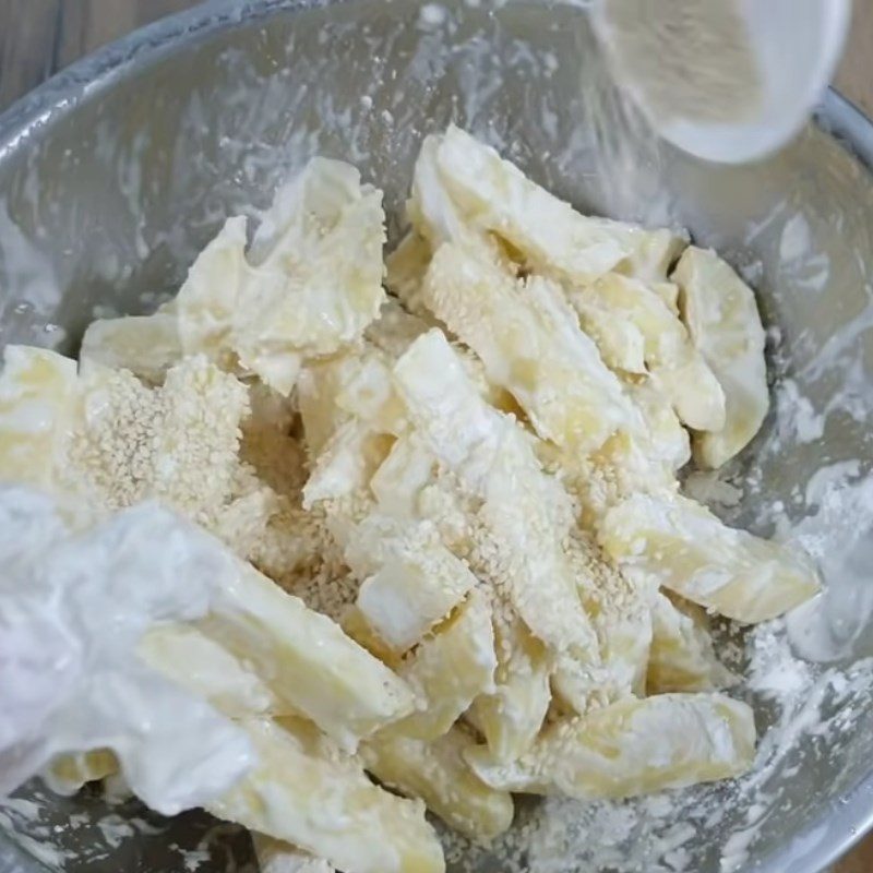 Step 2 Coat with flour and sesame potato Fried potato with wheat flour and tapioca flour