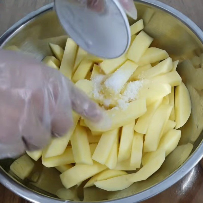 Step 2 Coating the potatoes with flour and sesame for Fried Potatoes with Wheat Flour and Tapioca Starch