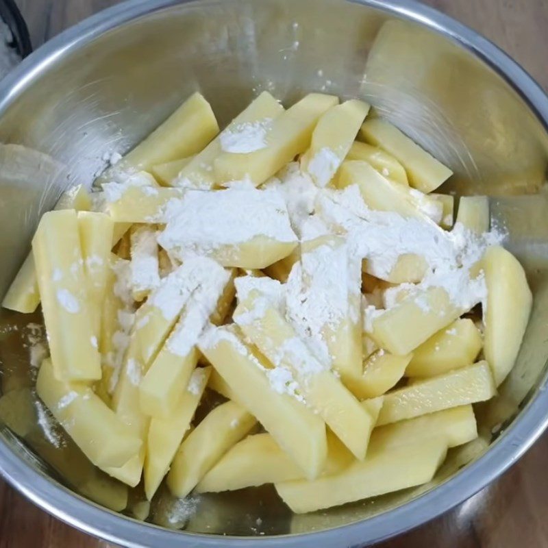 Step 2 Coat with flour and sesame potato Fried potato with wheat flour and tapioca flour