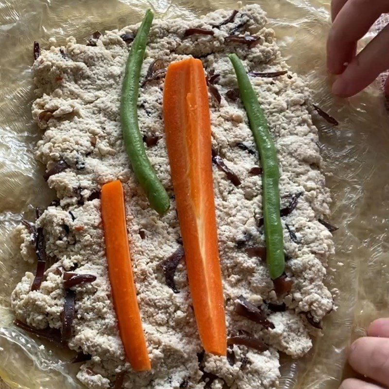 Step 3 Shape the vegetarian flower sausage from tofu