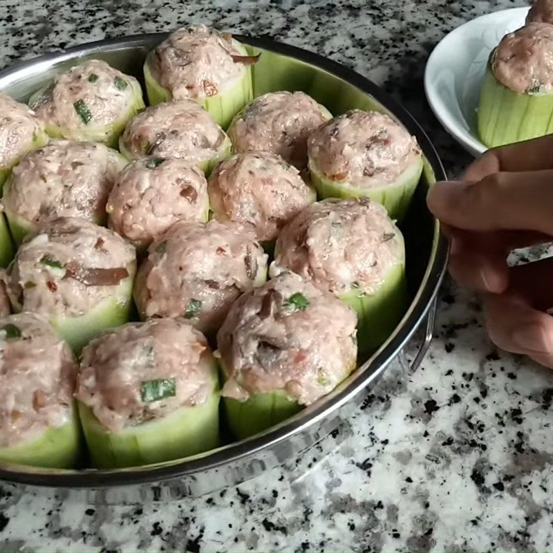 Step 3 Shape the filling for steamed stuffed squash