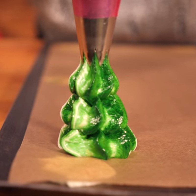 Step 2 Shaping Swiss meringue into a Christmas tree