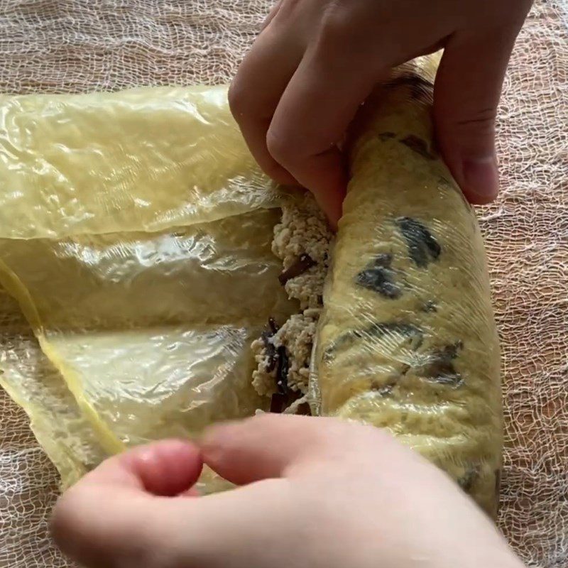 Step 3 Shape the vegetarian flower sausage from tofu