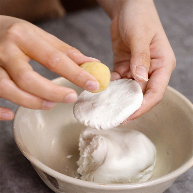 Step 5 Shaping colorful sticky rice balls