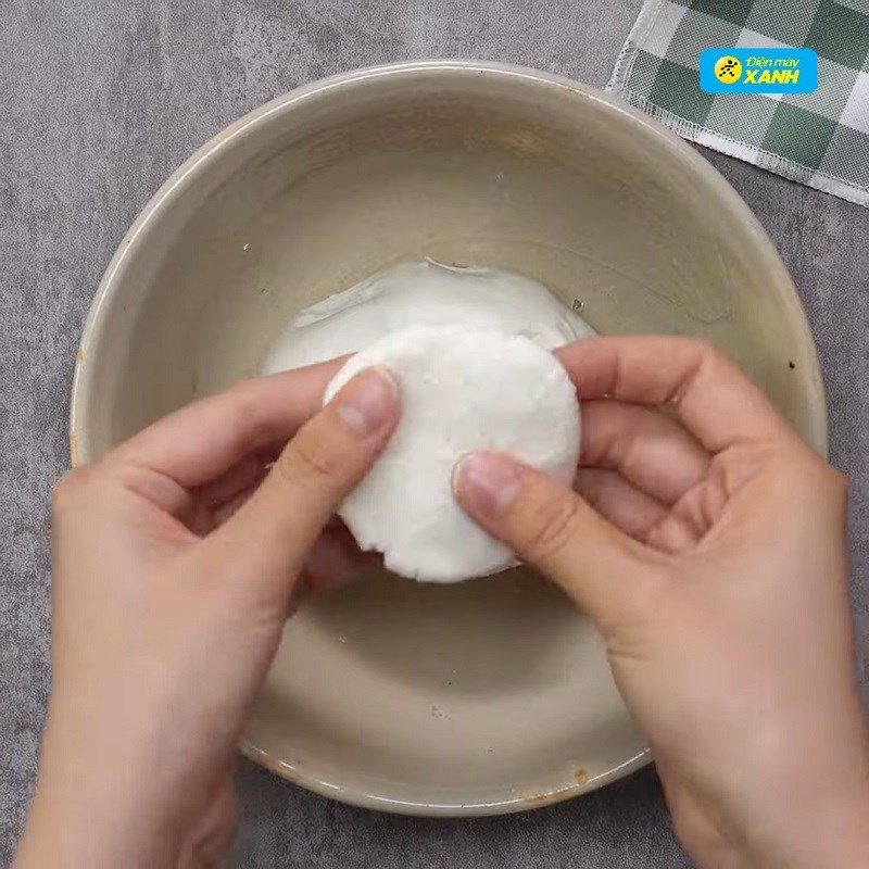 Step 5 Shaping colorful sticky rice balls