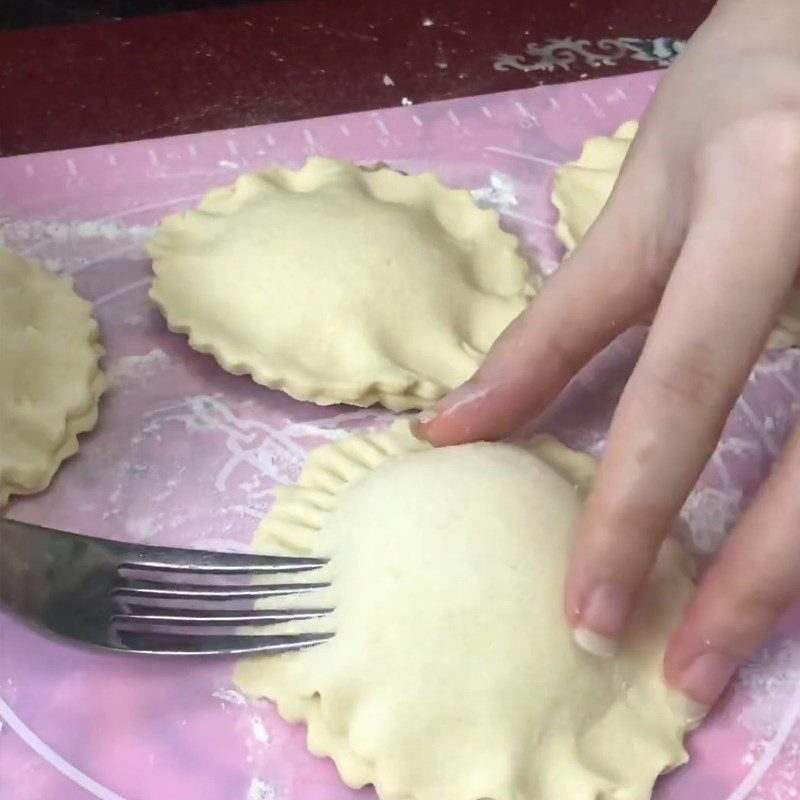 Step 3 Shape the cake for the Pateso cake using an air fryer