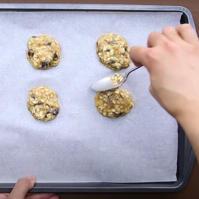 Step 2 Shape the cookies for dried banana grape cookies