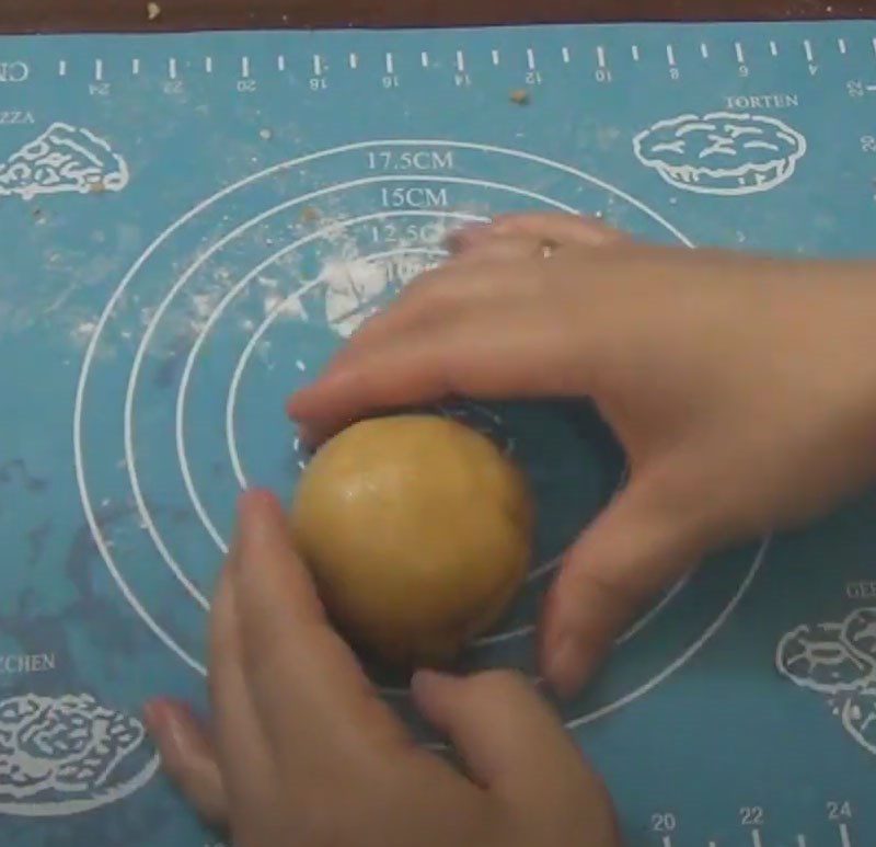 Step 3 Shaping the Cake Mooncake with mixed filling using an air fryer