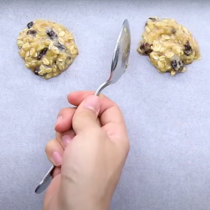 Step 2 Shape the cookies for dried banana grape cookies