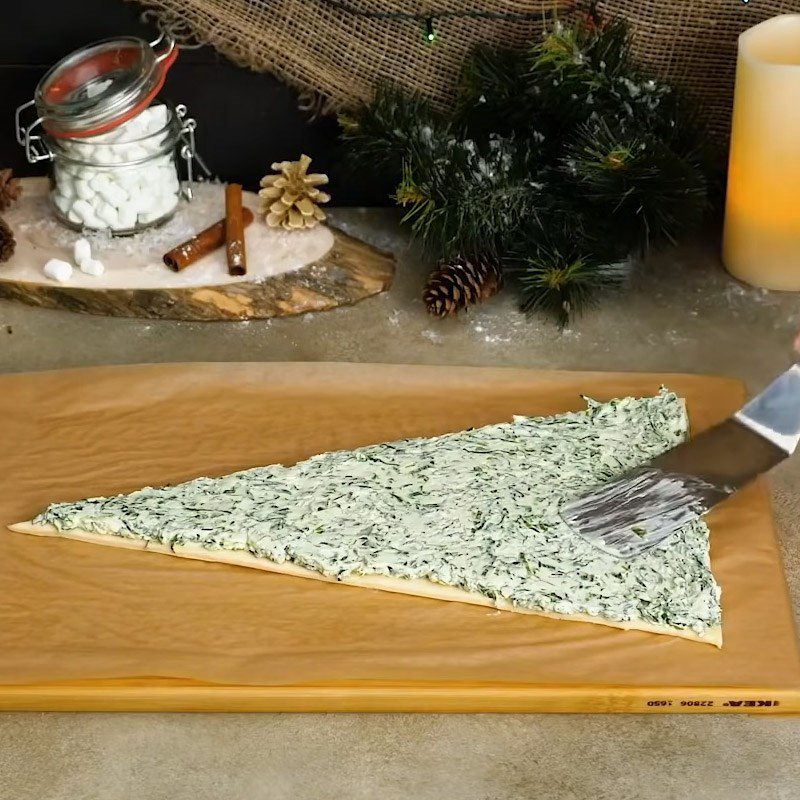 Step 4 Shape the cake Pine tree cake filled with spinach