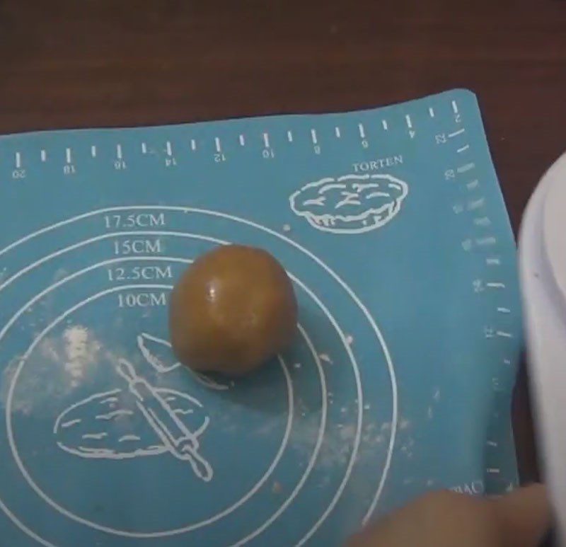 Step 3 Shaping the Cake Mooncake with mixed filling using an air fryer