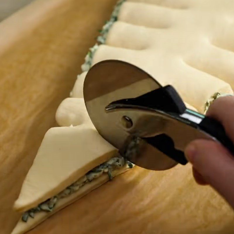 Step 4 Shape the cake Pine tree cake filled with spinach