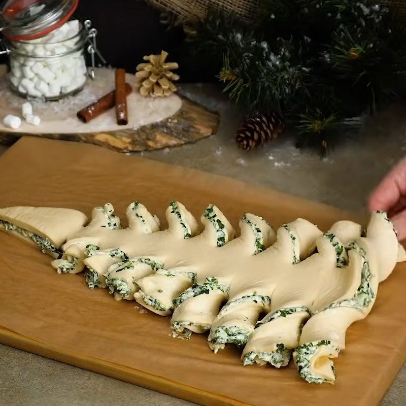 Step 4 Shape the cake Pine tree cake filled with spinach