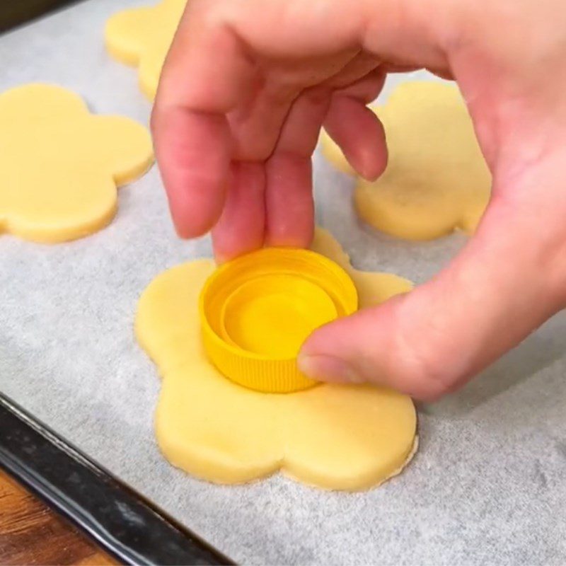 Step 2 Shaping the cookies for strawberry jam cookies (Recipe shared from Tiktok Cooking with TasteVN)