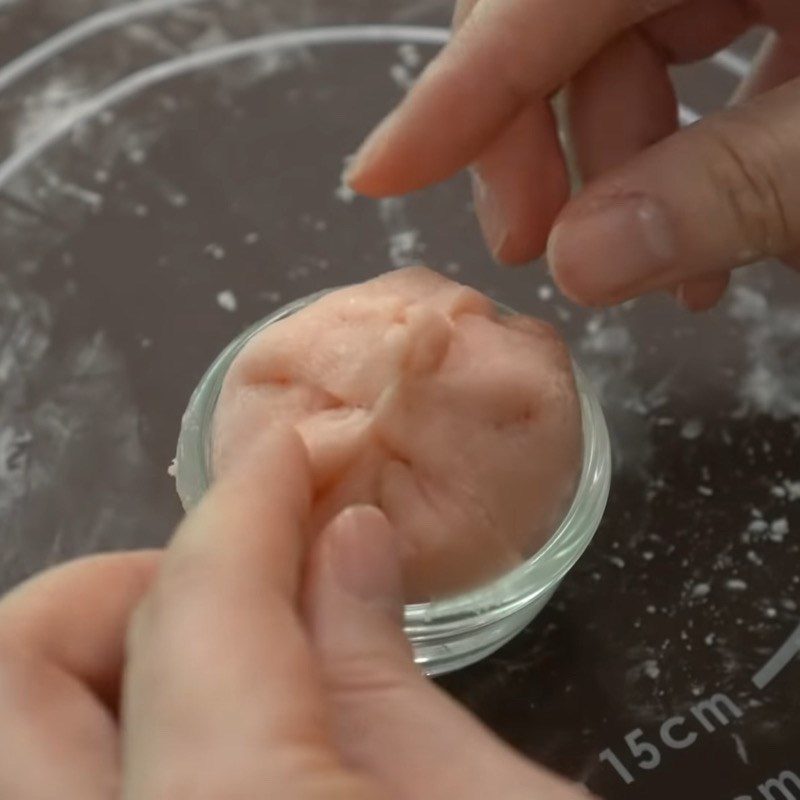 Step 5 Shaping the cake Korean sticky rice cake with strawberry yogurt cream made in the microwave