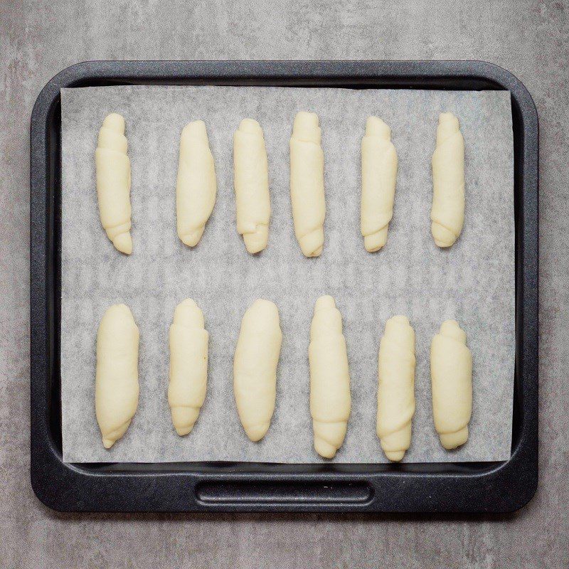 Step 4 Shaping the dough Mini bread made in an air fryer