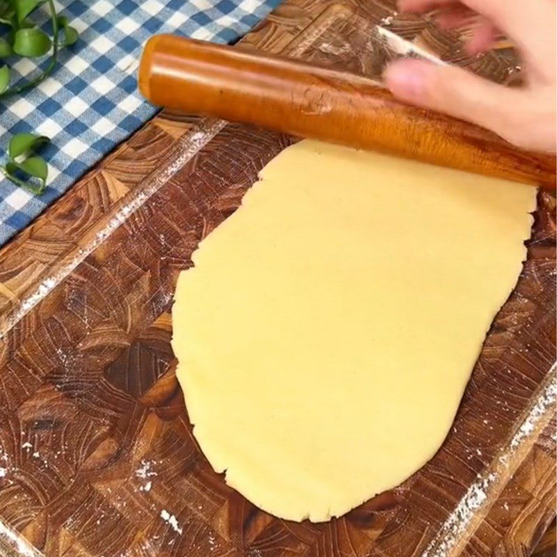 Step 2 Shaping the cookies for strawberry jam cookies (Recipe shared from Tiktok Cooking with TasteVN)