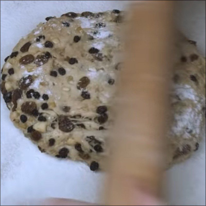 Step 6 Shape the cake for almond-filled stollen