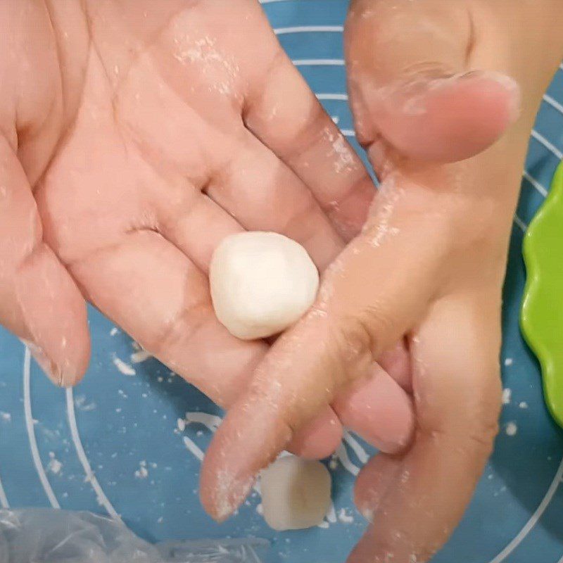 Step 3 Shaping the coconut-filled tapioca cake