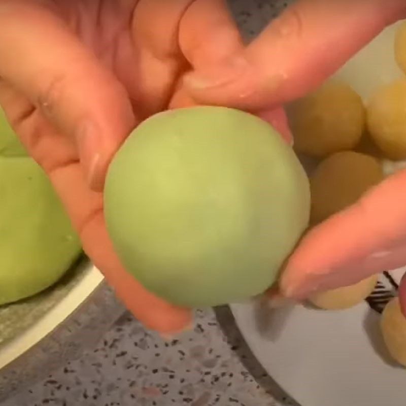 Step 5 Shaping the pandan leaf sticky rice cake with mung bean filling