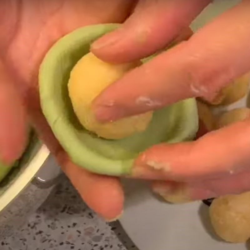 Step 5 Shaping the cake Pandan leaf sticky rice cake with green bean filling