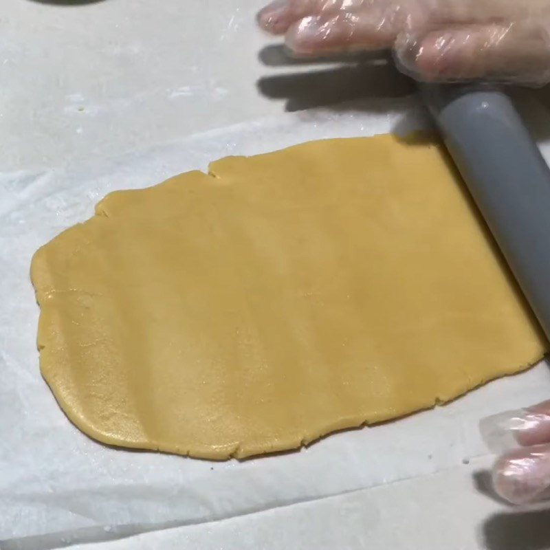 Step 3 Shaping the cake Grilled coconut filling cake using a non-stick pan